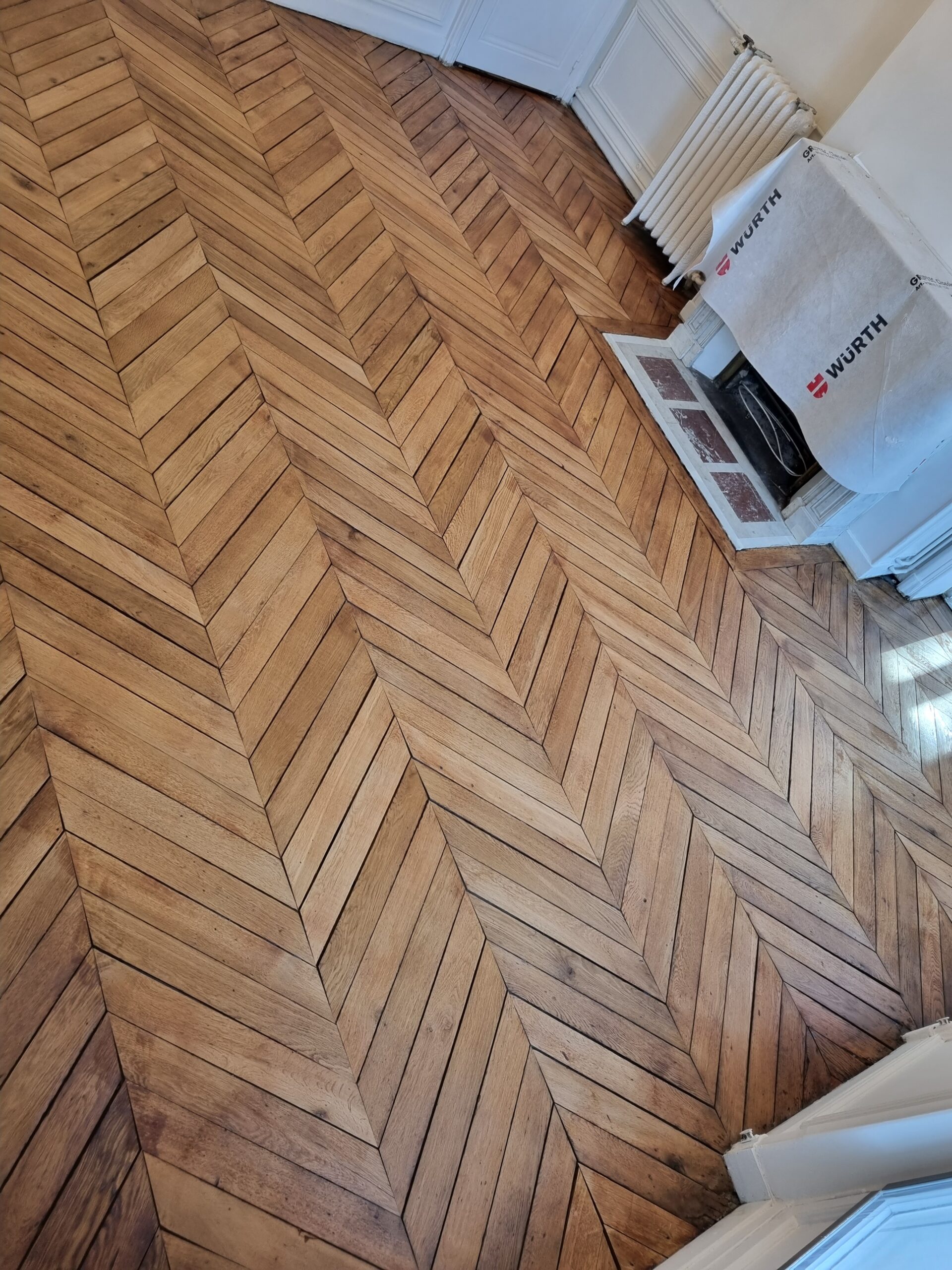 Parquet chêne baton rompu poncé et vitrifié par la clinique du sol