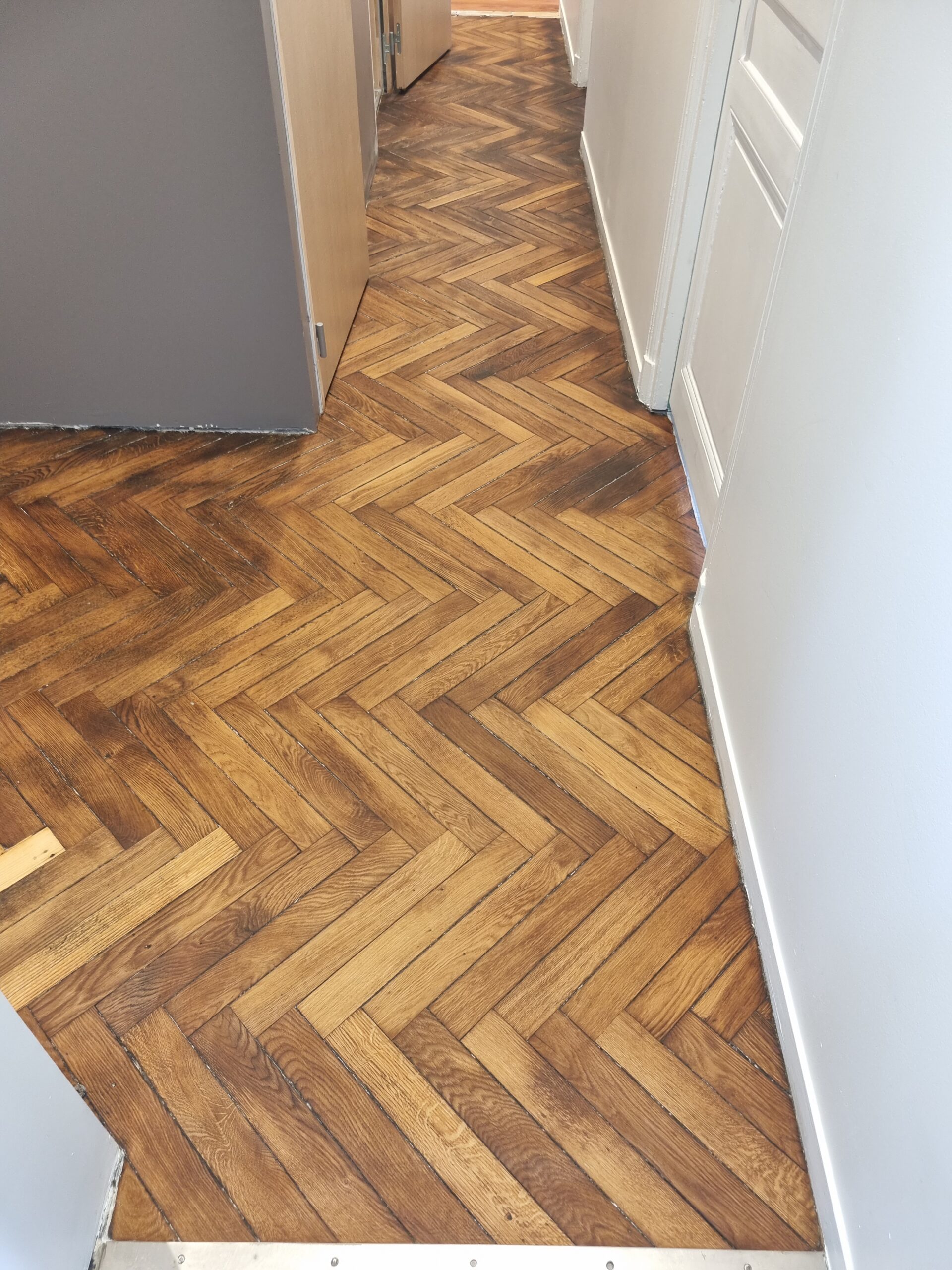 Parquet en chêne bâton rompu dans couloir après ponçage