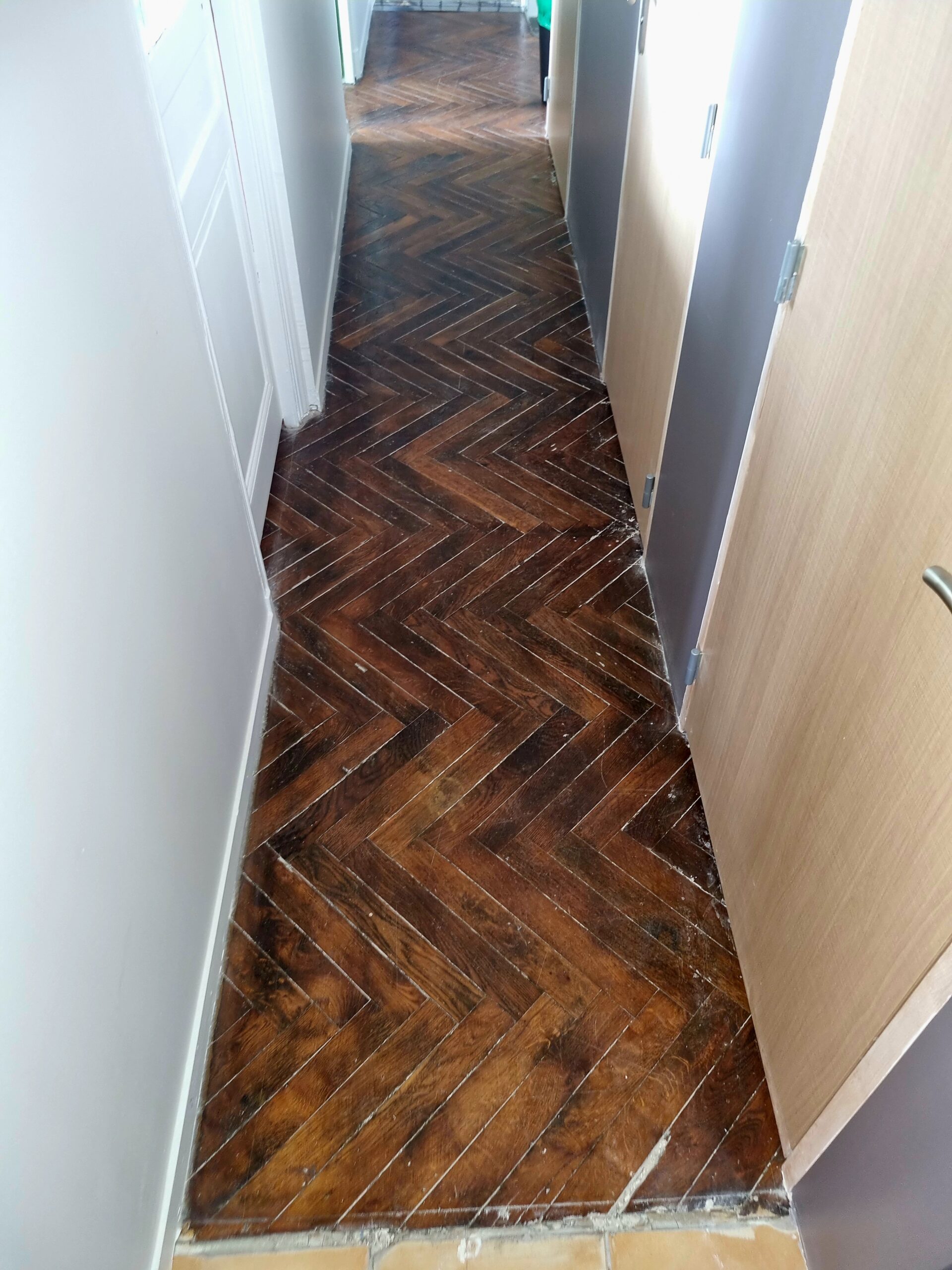 Parquet en chene bâton rompu dans couloir avant ponçage