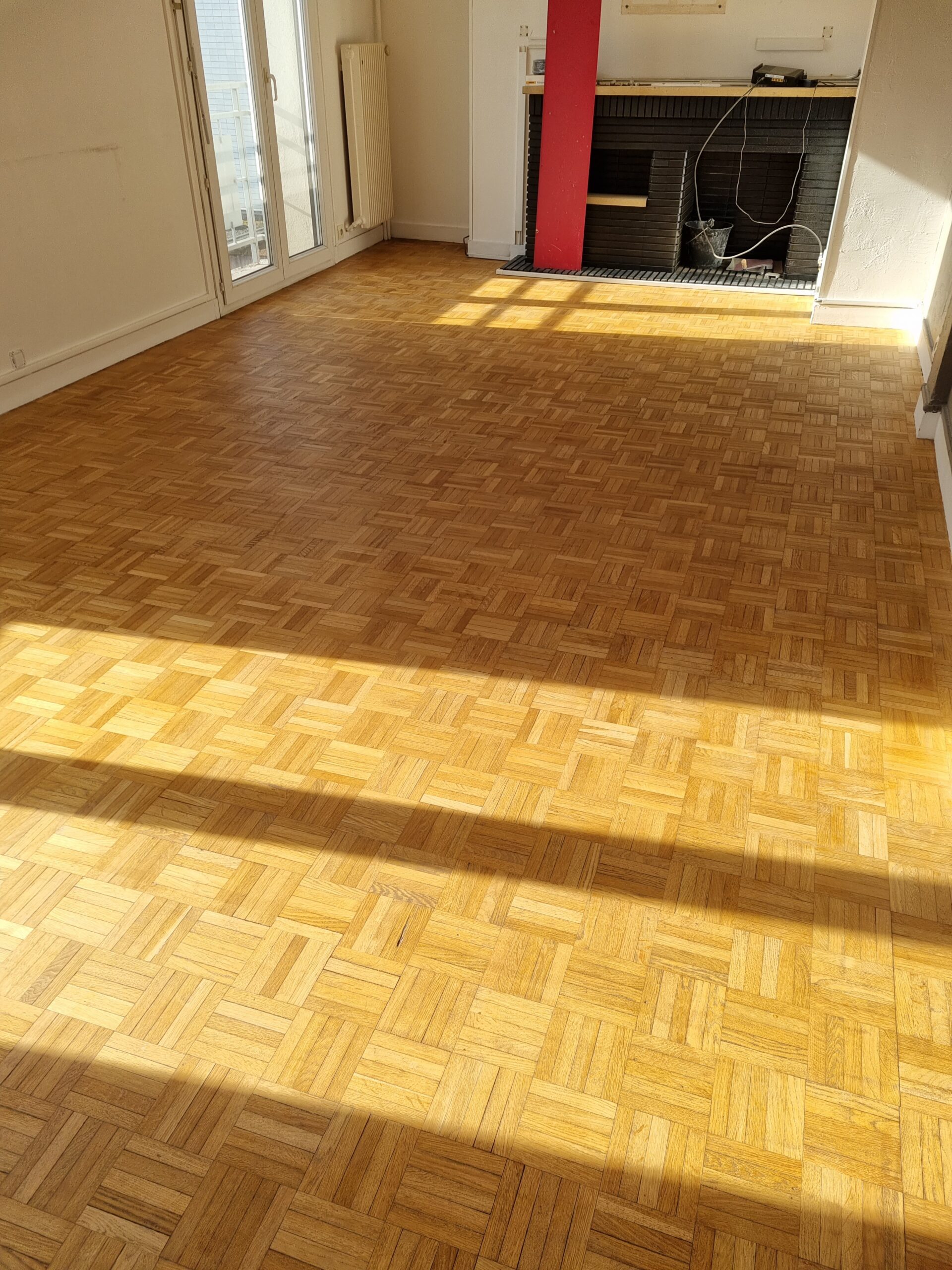 Parquet en chene mosaïque poncé et vitrifié par la clinique du sol