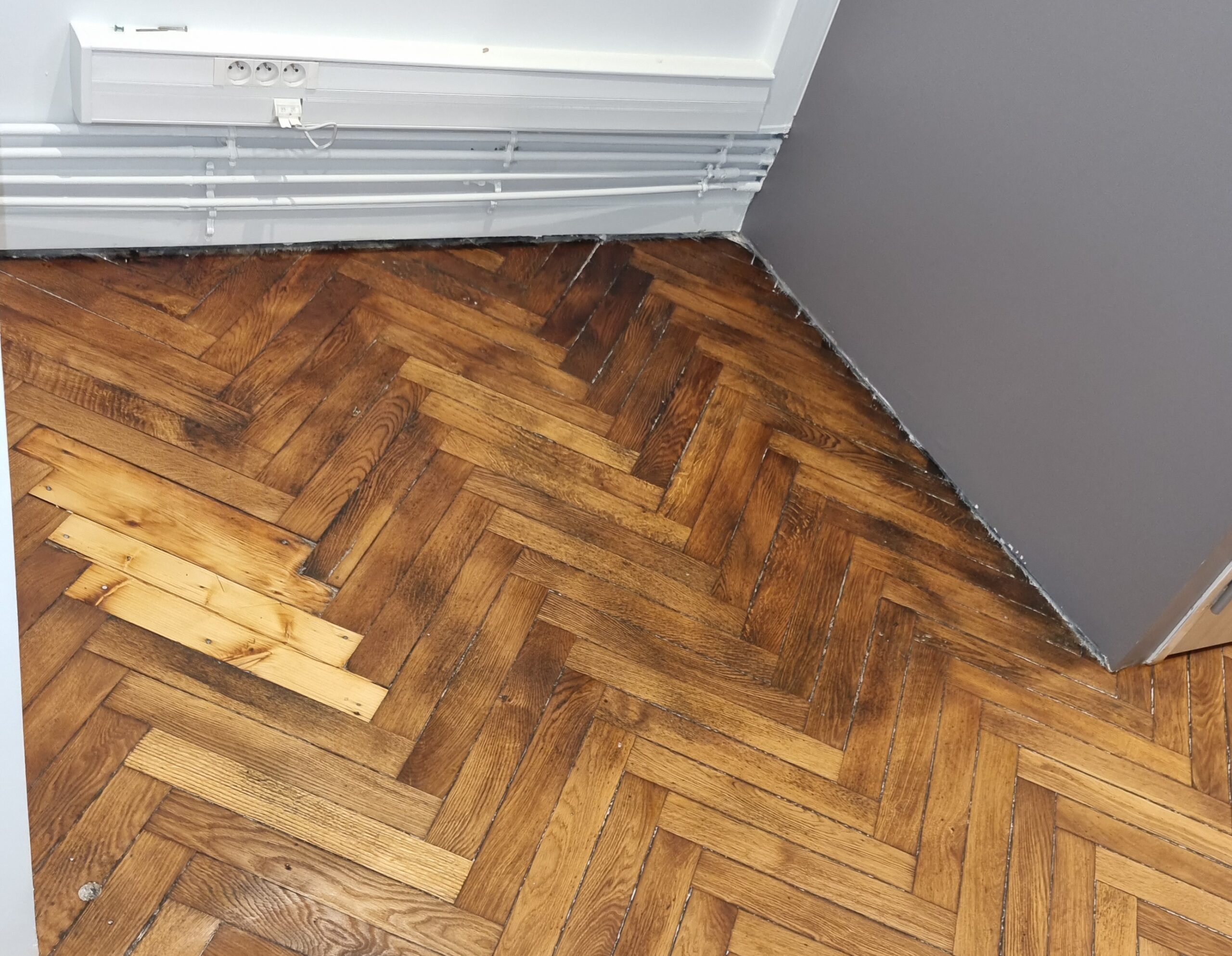 Parquet en chêne poncé et vitrifié après dégats