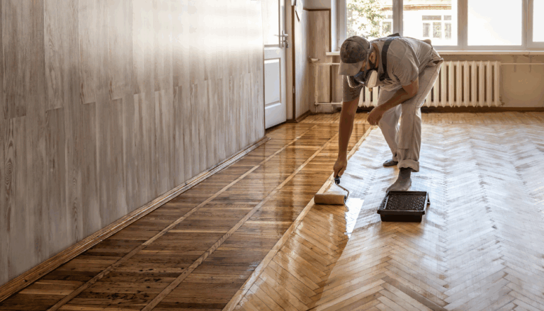 homme qui réalise une vitrification de parquet