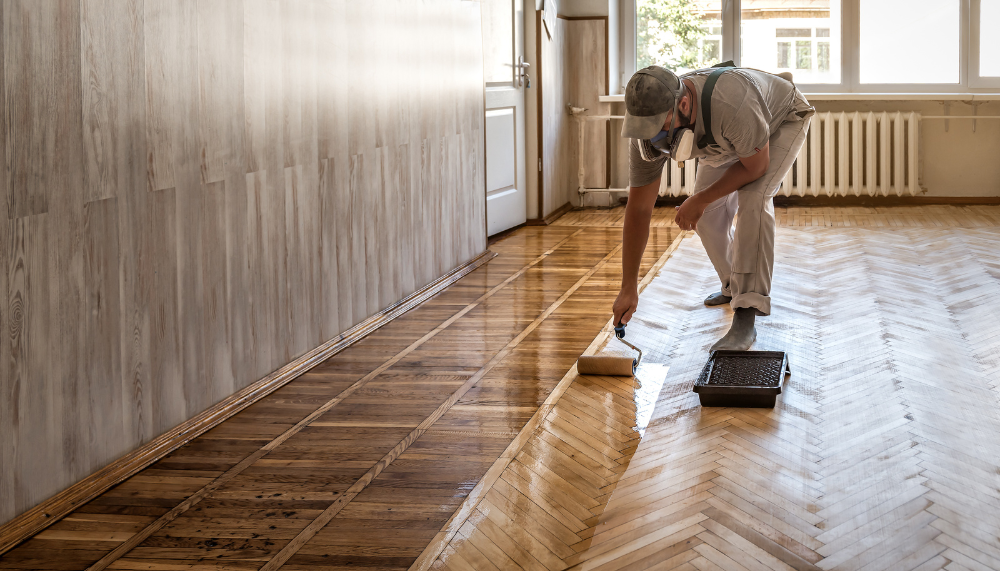 homme qui réalise une vitrification de parquet