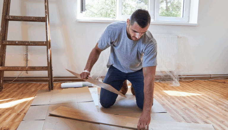 homme qui rénove un parquet massif