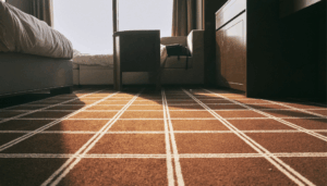 moquette brune quadrillée