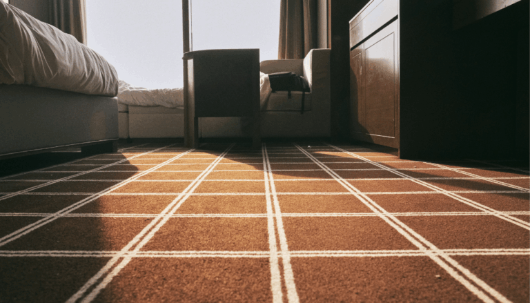 moquette brune quadrillée