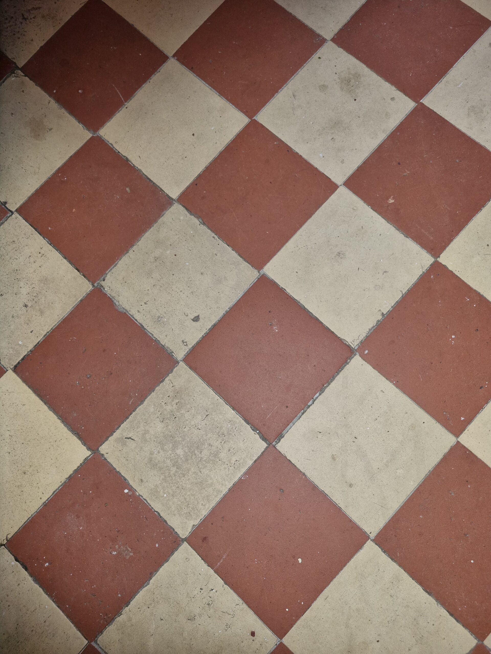 Carreaux de ciment encrassés avant décapage la clinique du sol