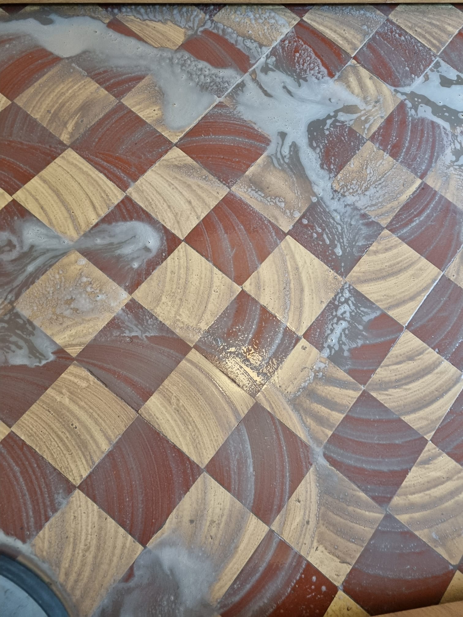 Carreaux de ciment pendant décapage par la clinique du sol