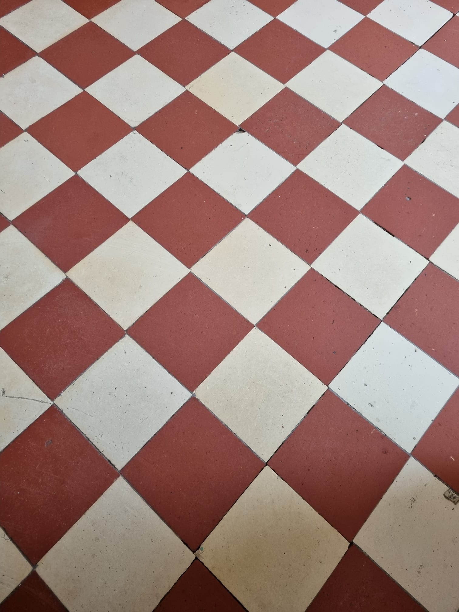 Carreaux de ciment propre après décapage par la clinique du sol