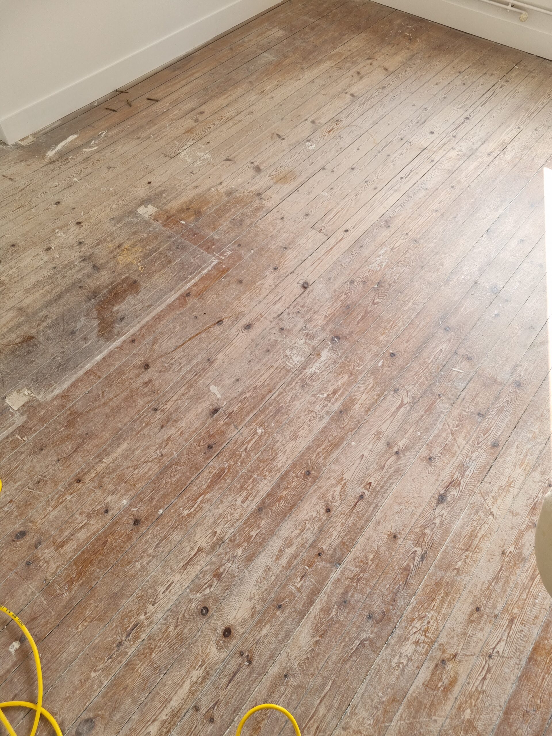 Plancher en pin avant ponçage