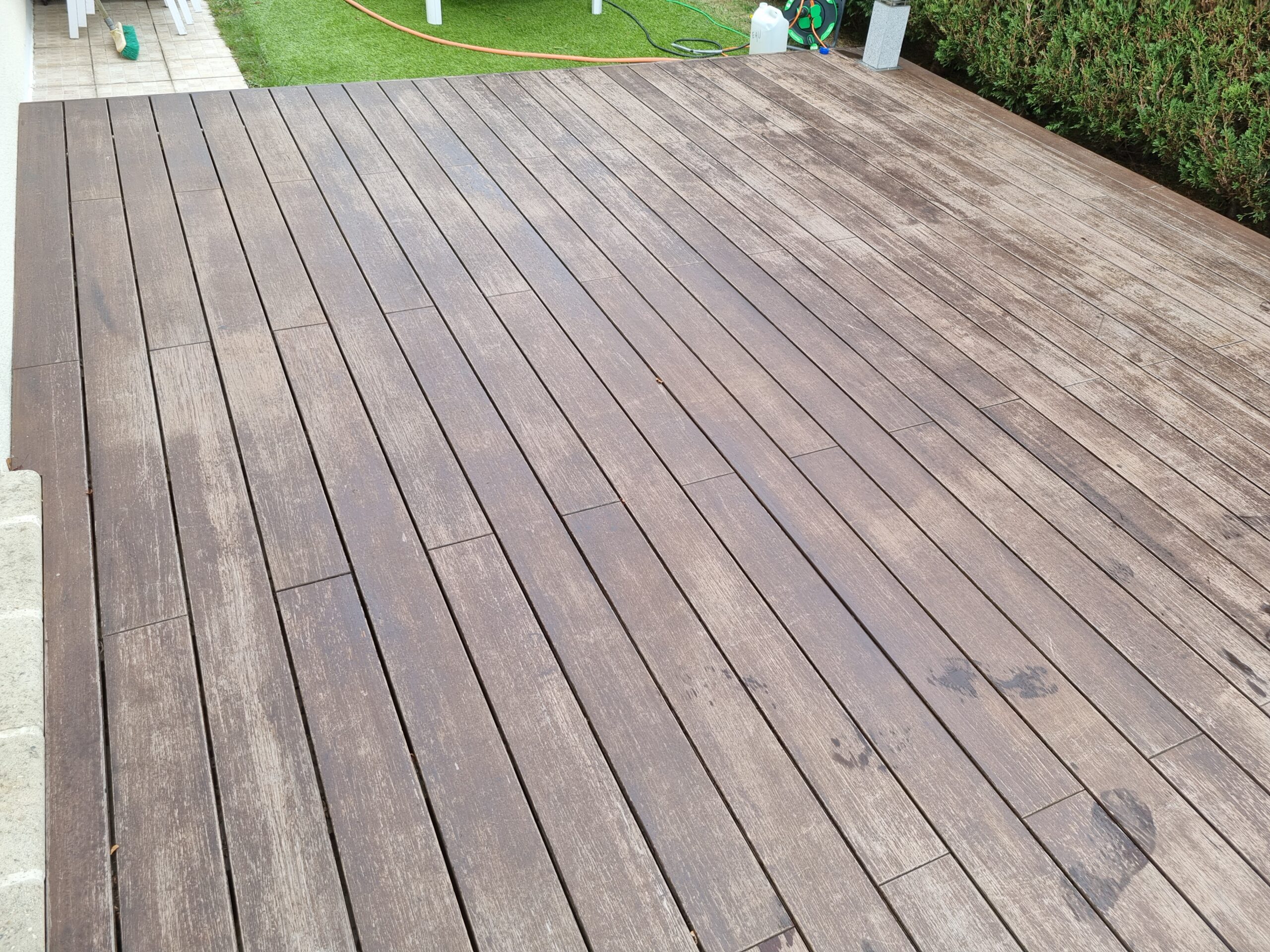Terrasse bois éxotique avant décapage par la clinique du sol (2)
