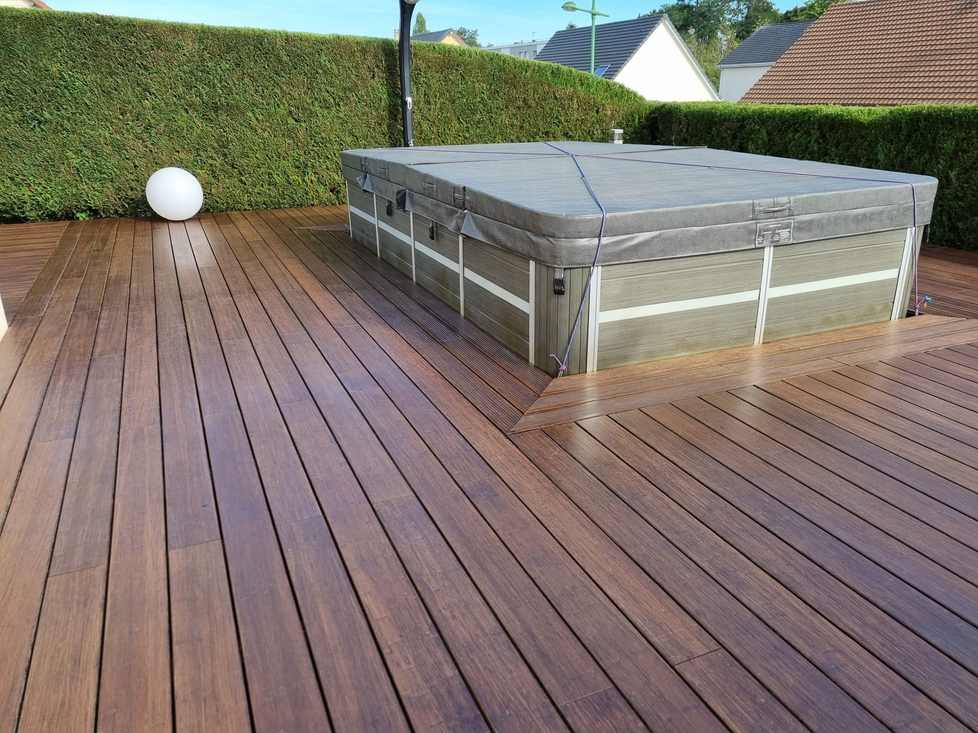 terrasse en bois éxotique décapée et protégée par la clinique du sol