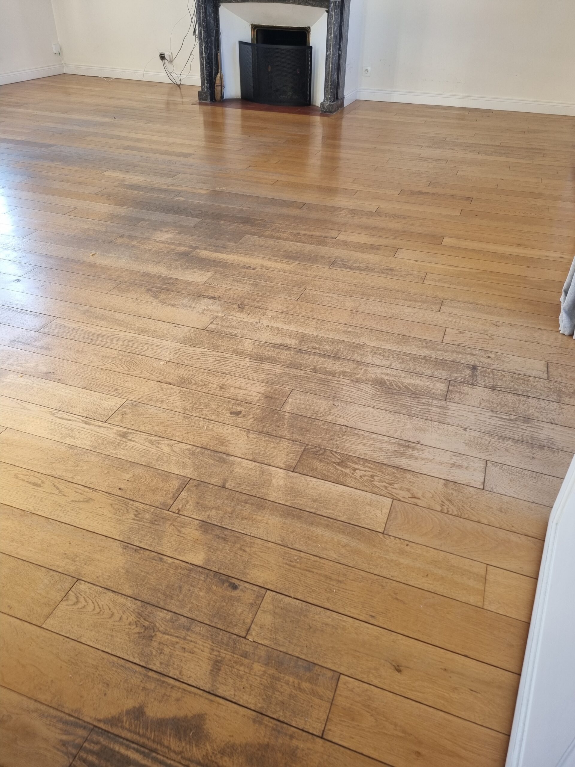 Avant ponçage et vitrification parquet en chêne Verticale