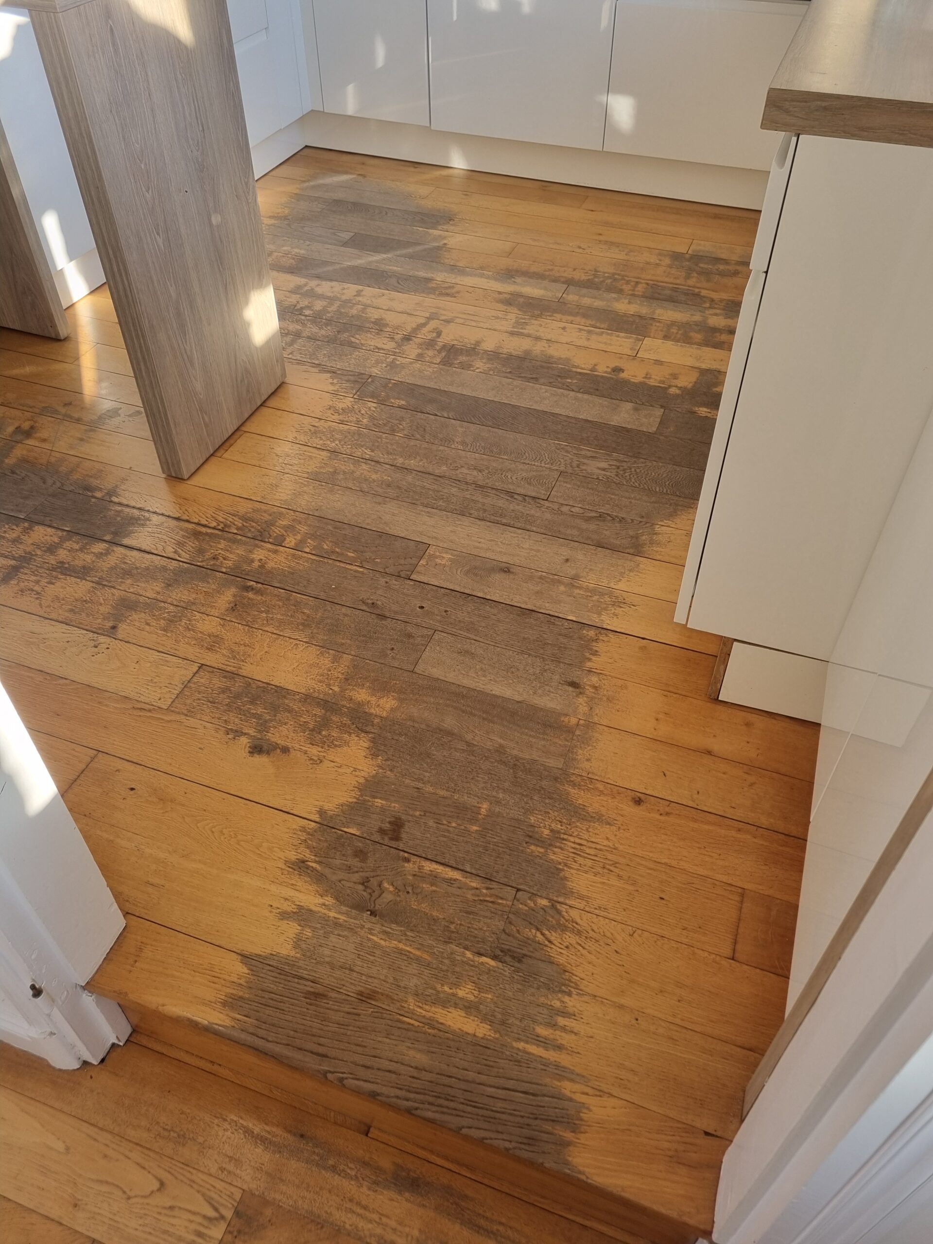 Cuisine parquet en chêne avant ponçage et vitrification