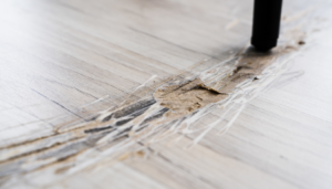 sol stratifié abimé par une chaise