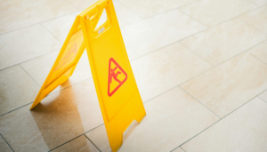 pancarte sol glissant sur carrelage