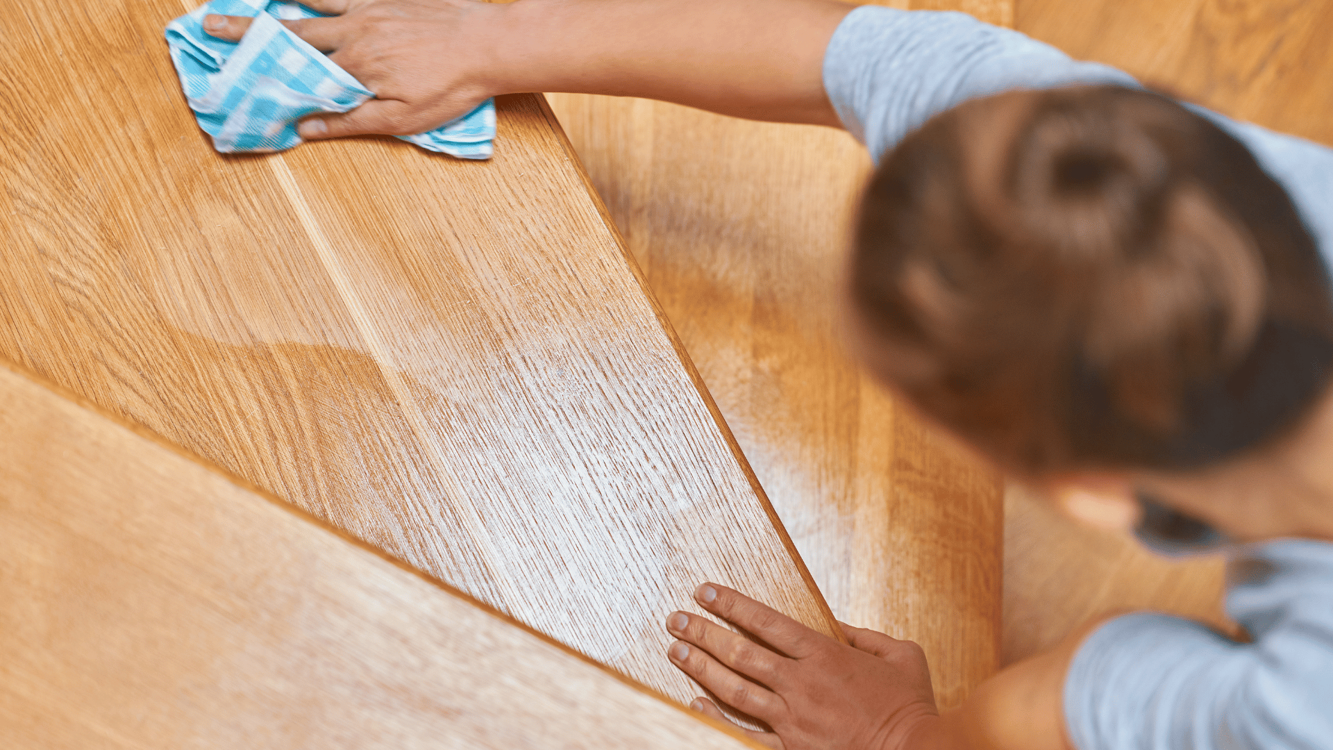 Une personne en train d'entretenir du parquet ciré
