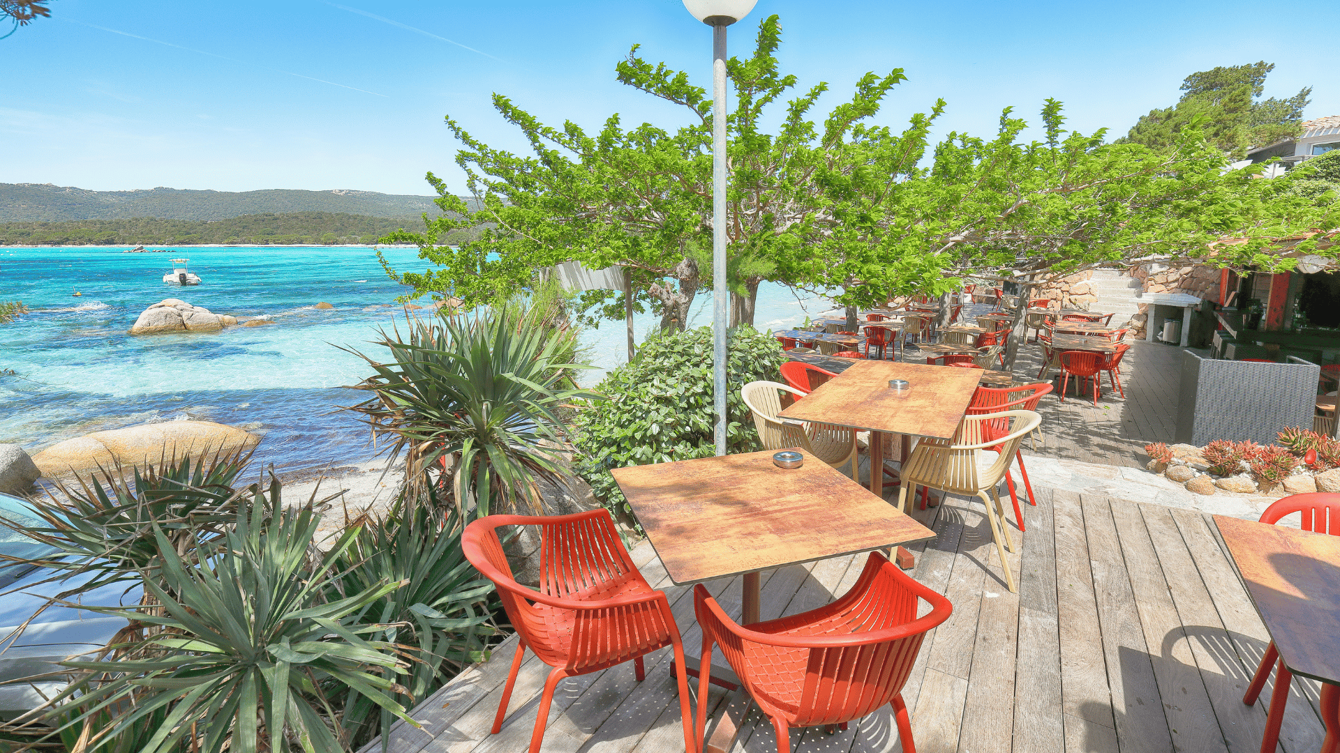 Terrasse d'été en bois au bord de la mer