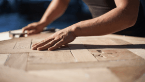 Un artisan travaillant pour une entreprise de rénovation de parquet